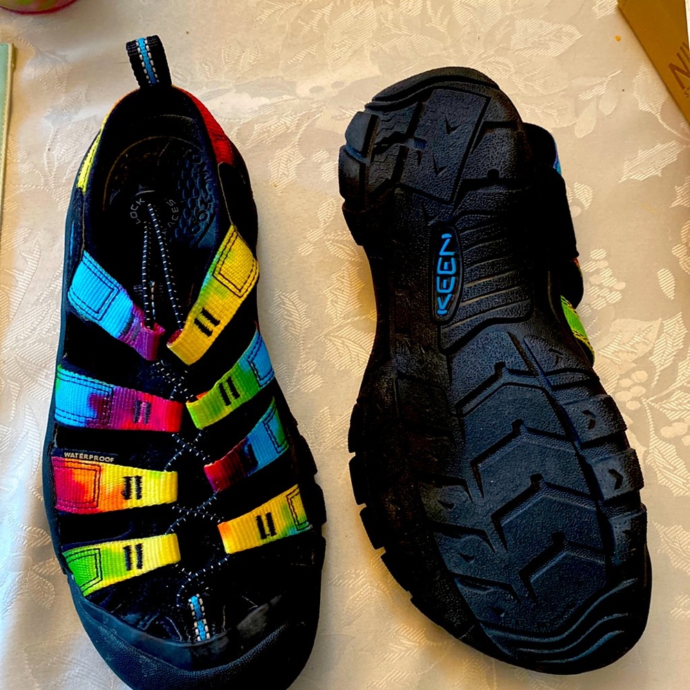 Brand new Keen woman’s Sandler, multicolored.